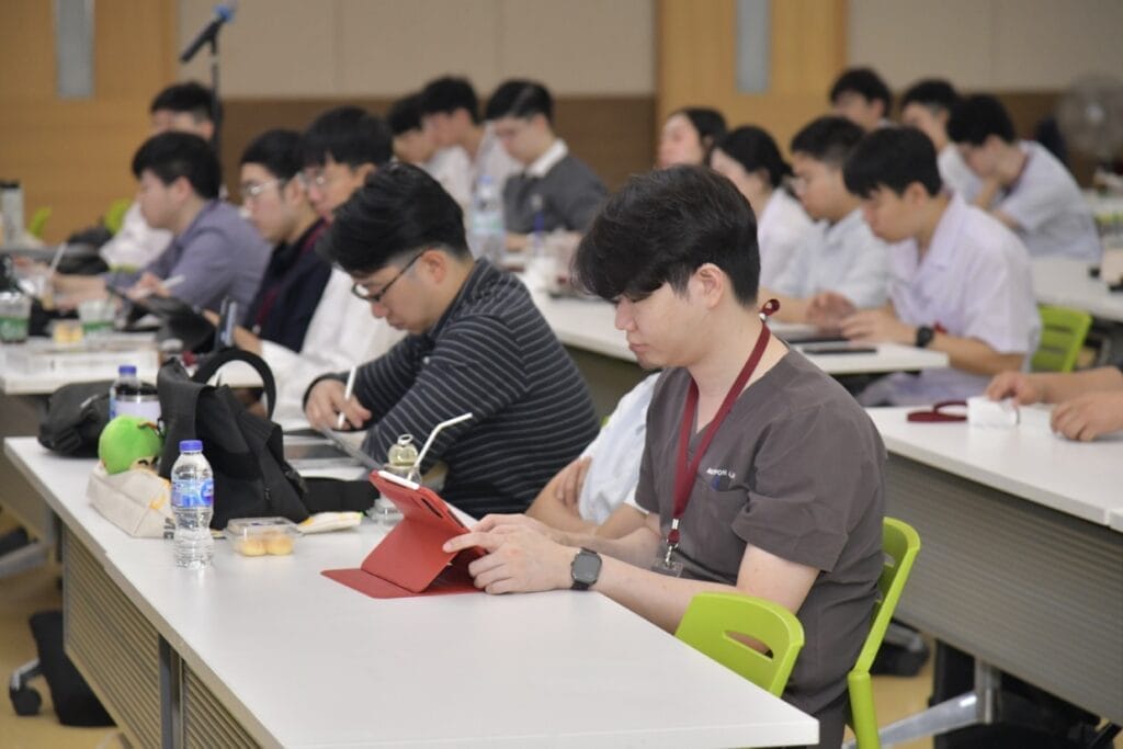 กระดูกสันหลัง ผู้เข้าร่วมประชุม BASIC SPINE COURSE 2025 กำลังจดบันทึกและดูแท็บเล็ต ออร์โธปิดิกส์