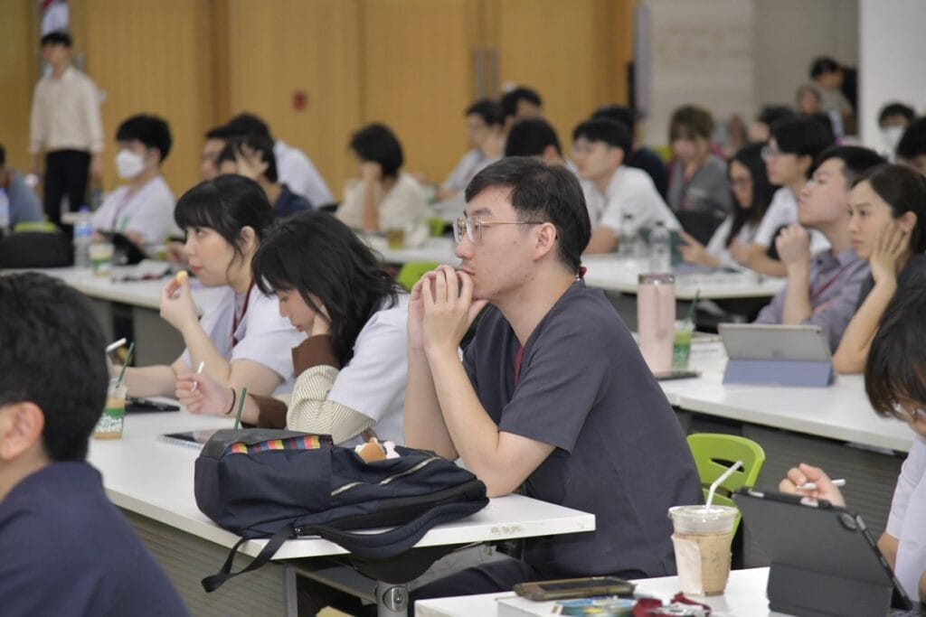 กระดูกสันหลัง ผู้เข้าร่วมประชุมวิชาการ BASIC SPINE COURSE 2025 กำลังฟังบรรยาย ออร์โธปิดิกส์