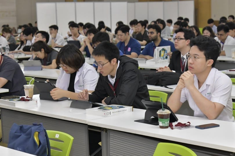 กระดูกสันหลัง ผู้เข้าร่วมประชุมวิชาการ BASIC SPINE COURSE 2025 กำลังฟังบรรยาย ออร์โธปิดิกส์