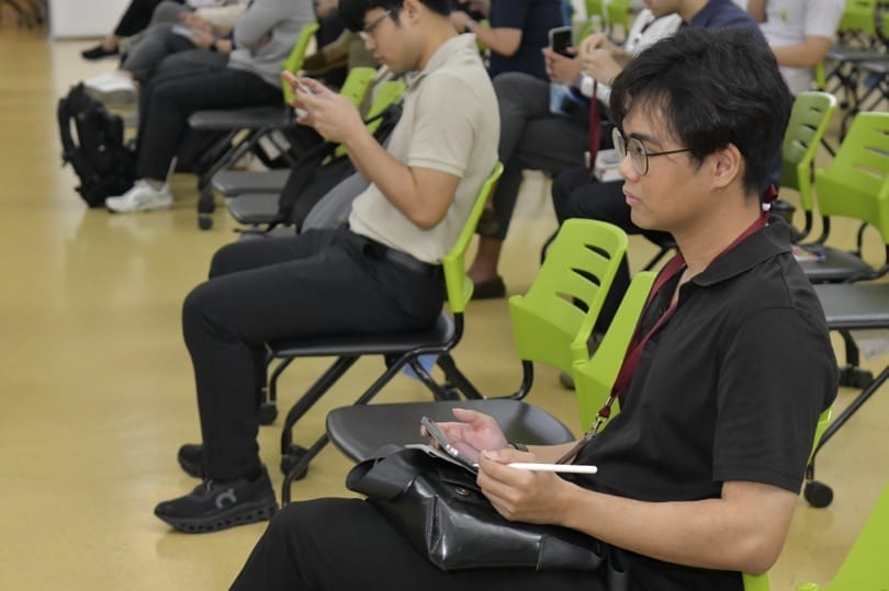 กระดูกสันหลัง ผู้เข้าร่วมประชุม BASIC SPINE COURSE 2025 กำลังใช้โทรศัพท์และแท็บเล็ต ออร์โธปิดิกส์