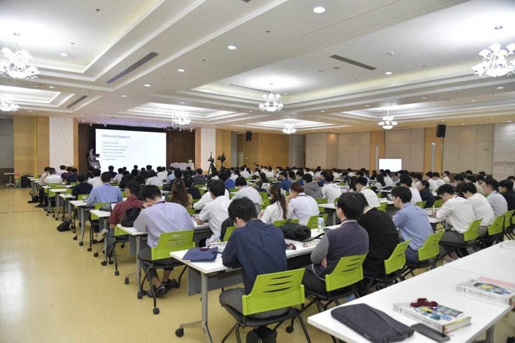 กระดูกสันหลัง ภาพบรรยากาศการประชุมวิชาการ BASIC SPINE COURSE 2025 ผู้เข้าร่วมฟังบรรยาย ออร์โธปิดิกส์