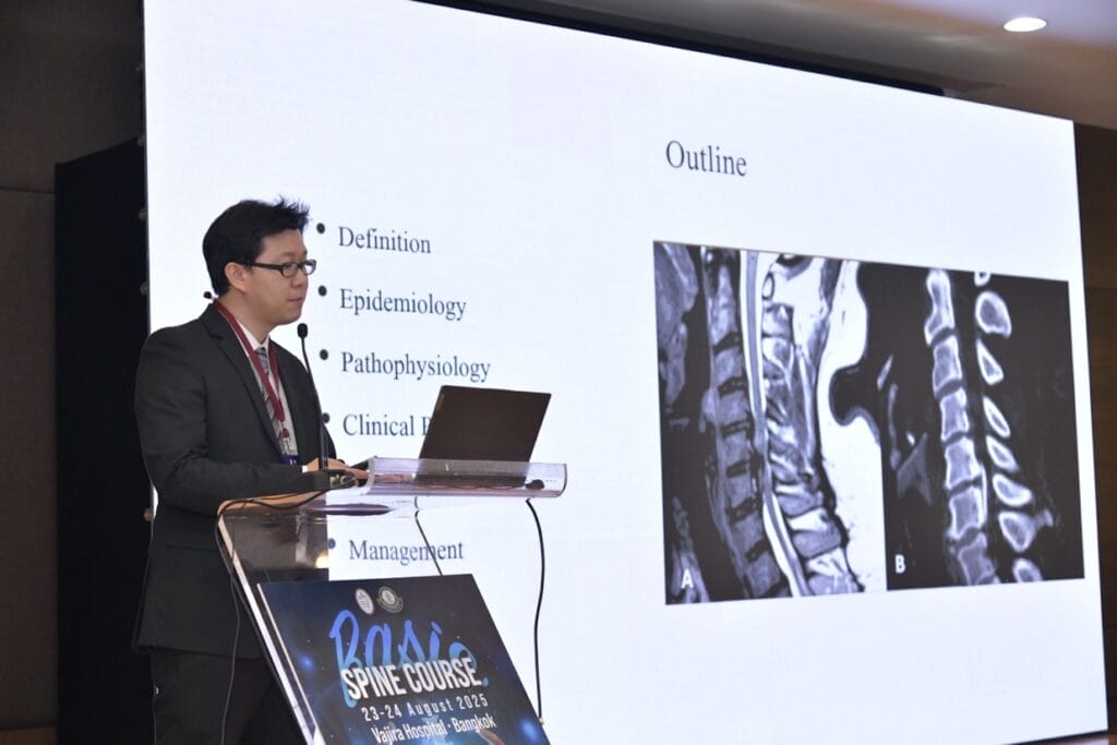 กระดูกสันหลัง วิทยากรบรรยาย BASIC SPINE COURSE 2025 พร้อมภาพเอกซเรย์กระดูกสันหลังบนจอ ออร์โธปิดิกส์