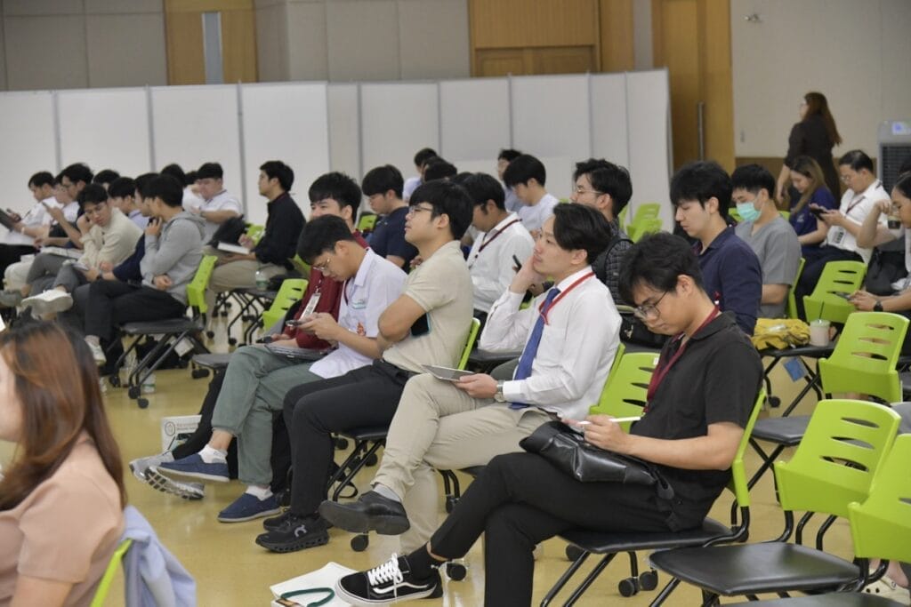 กระดูกสันหลัง ผู้เข้าร่วมประชุมวิชาการ BASIC SPINE COURSE 2025 กำลังฟังบรรยาย ออร์โธปิดิกส์