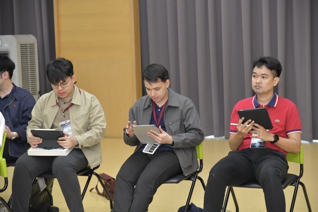 กระดูกสันหลัง ผู้เข้าร่วมประชุม BASIC SPINE COURSE 2025 กำลังดูแท็บเล็ต ออร์โธปิดิกส์