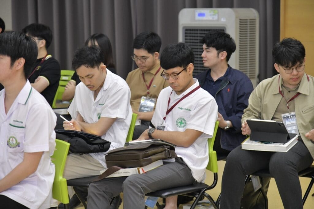 กระดูกสันหลัง ผู้เข้าร่วมประชุม BASIC SPINE COURSE 2025 กำลังจดบันทึก ออร์โธปิดิกส์