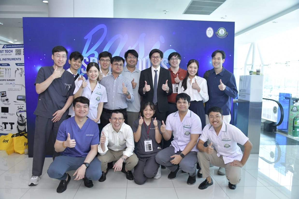 กระดูกสันหลัง กลุ่มผู้เข้าร่วมประชุมวิชาการ BASIC SPINE COURSE 2025 ถ่ายภาพร่วมกัน ออร์โธปิดิกส์