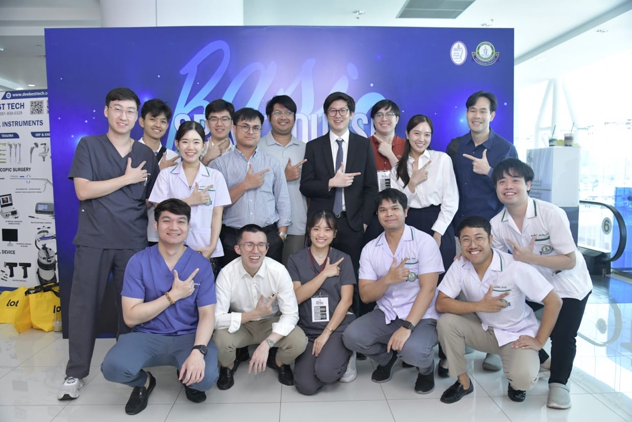 กระดูกสันหลัง กลุ่มผู้เข้าร่วมประชุมวิชาการ BASIC SPINE COURSE 2025 ถ่ายภาพร่วมกัน ออร์โธปิดิกส์