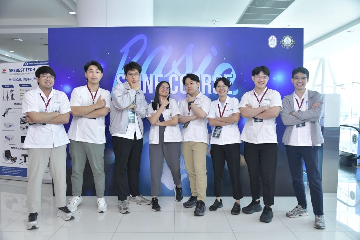กระดูกสันหลัง กลุ่มผู้เข้าร่วม BASIC SPINE COURSE 2025 ยืนถ่ายรูปร่วมกัน ออร์โธปิดิกส์