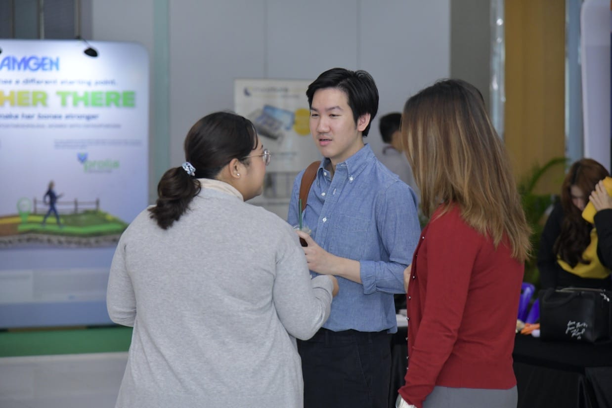 กระดูกสันหลัง ผู้เข้าร่วมประชุมวิชาการ BASIC SPINE COURSE 2025 พูดคุยกันที่บูธ ออร์โธปิดิกส์