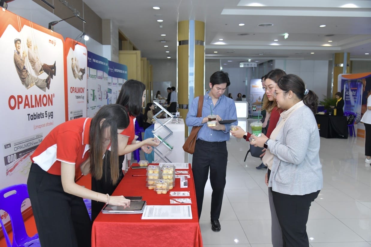 กระดูกสันหลัง บูธ Opalmon ในงานประชุมวิชาการ BASIC SPINE COURSE 2025 วันที่ 2 มีผู้เข้าร่วมงานสนใจสอบถามข้อมูล ออร์โธปิดิกส์