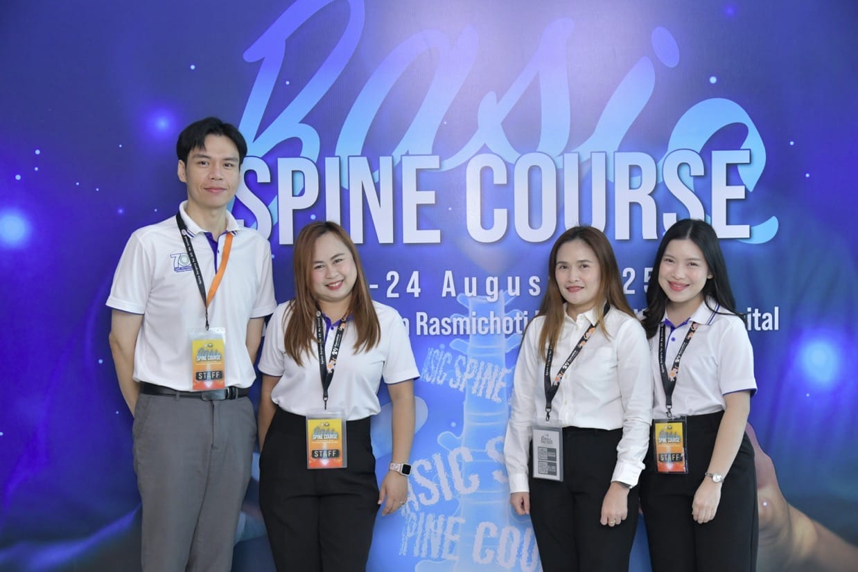 กระดูกสันหลัง ทีมงาน BASIC SPINE COURSE 2025 ยืนถ่ายรูปร่วมกันในงานประชุมวิชาการประจำปี ออร์โธปิดิกส์