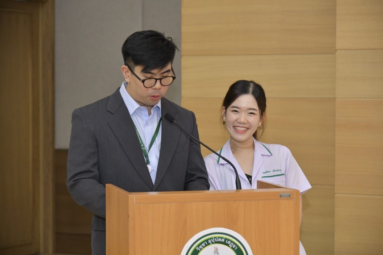 กระดูกสันหลัง ชายและหญิงที่โพเดียมในงานประชุมวิชาการ BASIC SPINE COURSE 2025 ออร์โธปิดิกส์