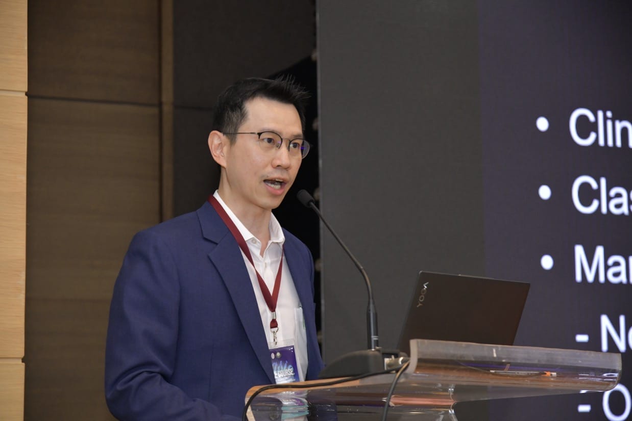 กระดูกสันหลัง ผู้ชายกำลังบรรยายในงานประชุมวิชาการ BASIC SPINE COURSE 2025 วันที่ 2 ออร์โธปิดิกส์