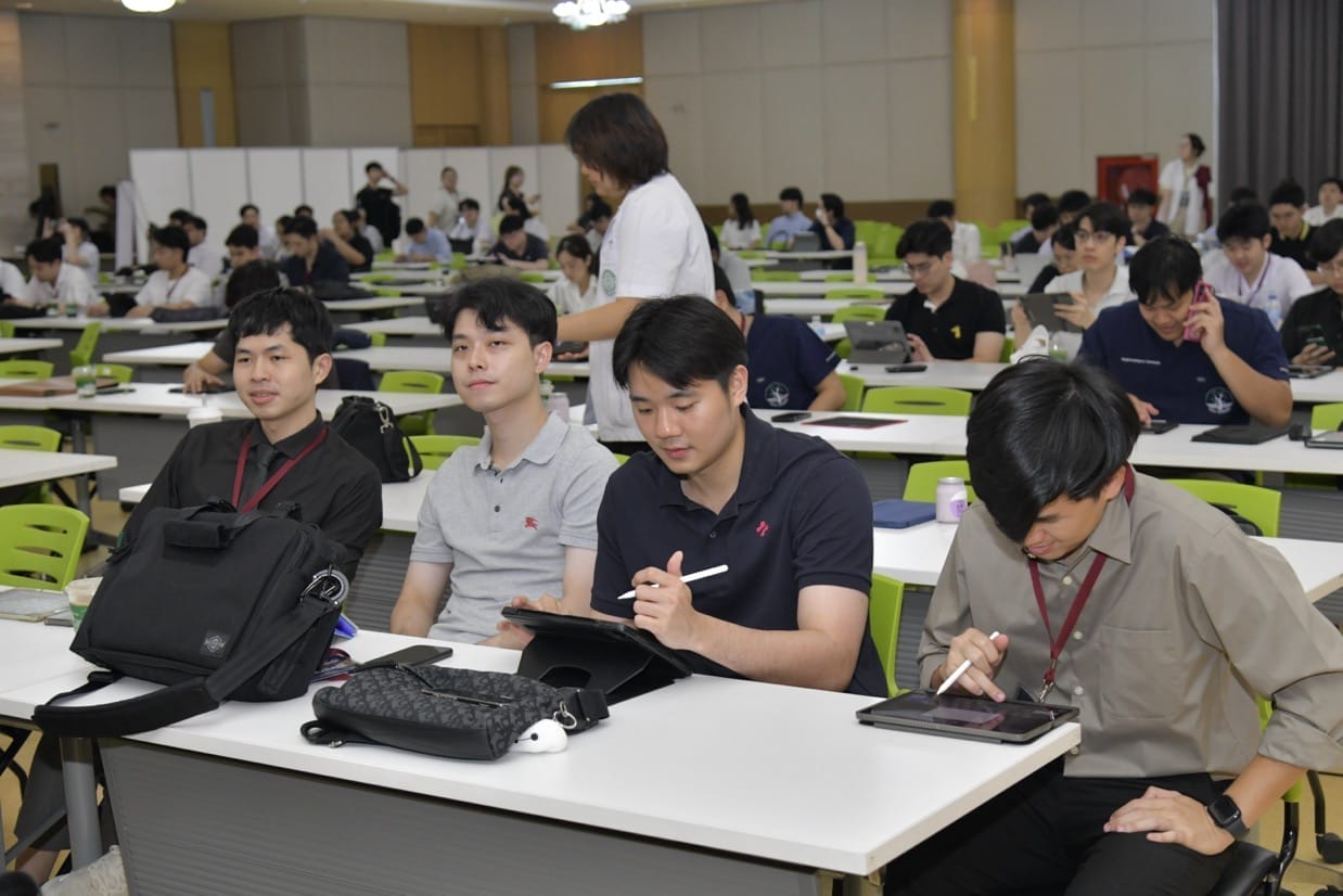 กระดูกสันหลัง ผู้เข้าร่วมประชุม BASIC SPINE COURSE 2025 กำลังใช้แท็บเล็ตในห้องประชุม ออร์โธปิดิกส์