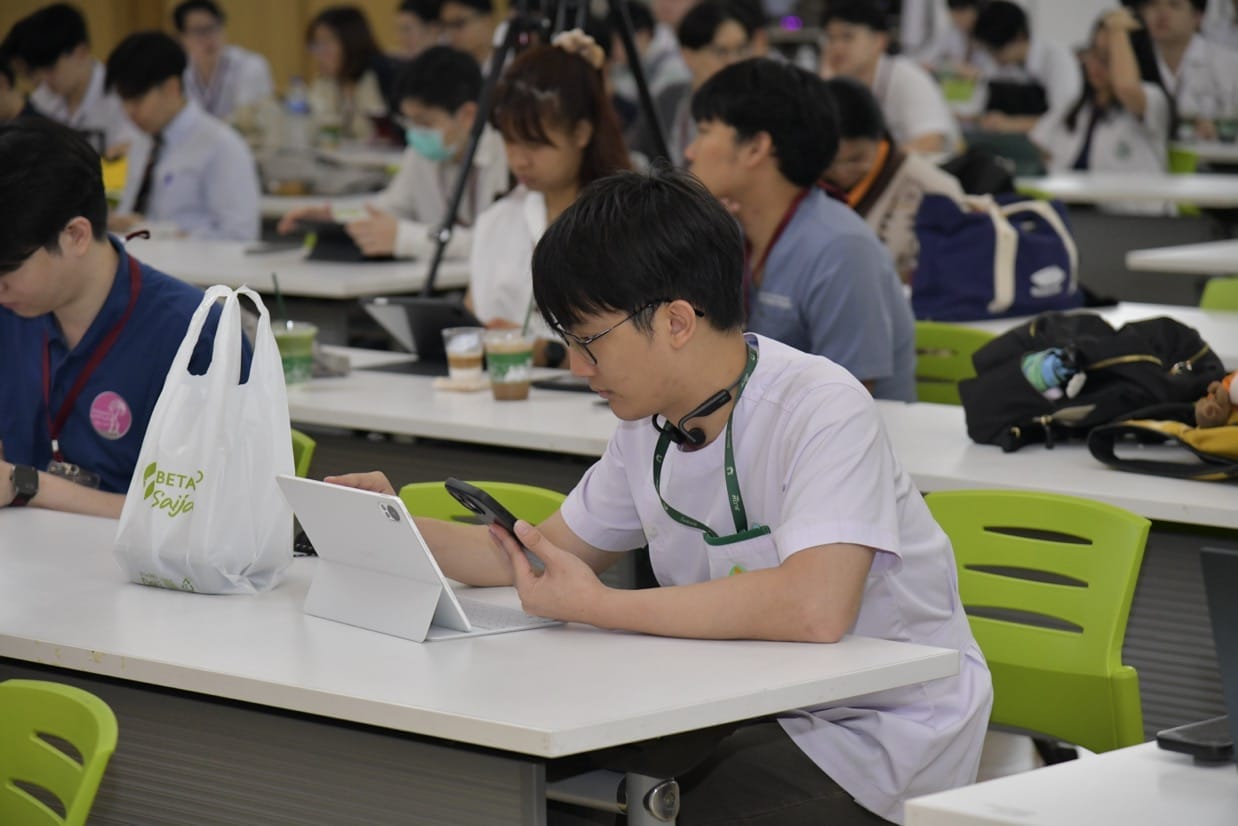 กระดูกสันหลัง ผู้เข้าร่วมประชุม BASIC SPINE COURSE 2025 ใช้แท็บเล็ตและโทรศัพท์ในระหว่างการประชุม ออร์โธปิดิกส์