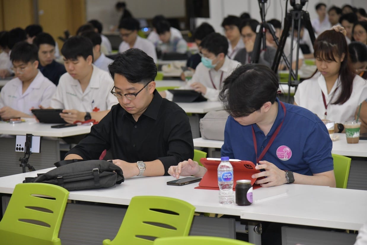 กระดูกสันหลัง ผู้เข้าร่วมประชุมวิชาการ BASIC SPINE COURSE 2025 กำลังจดบันทึก ออร์โธปิดิกส์