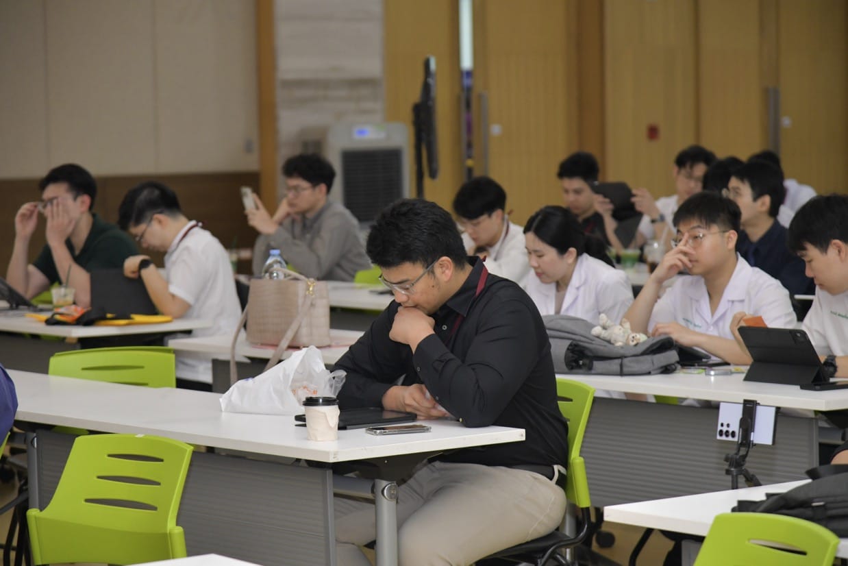 กระดูกสันหลัง ผู้เข้าร่วมประชุม BASIC SPINE COURSE 2025 กำลังเรียนและจดบันทึก ออร์โธปิดิกส์