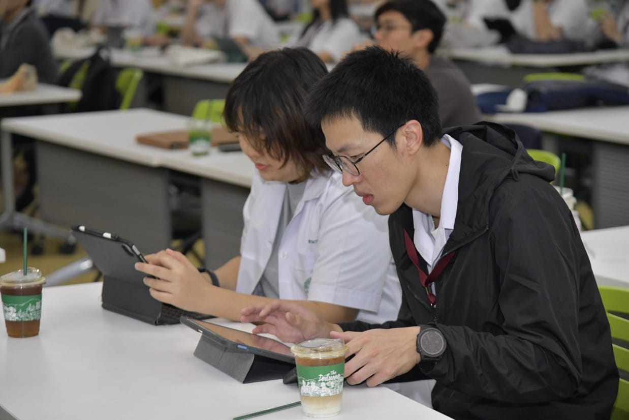 กระดูกสันหลัง นักเรียนสองคนใช้แท็บเล็ตในห้องเรียน, BASIC SPINE COURSE 2025 ออร์โธปิดิกส์