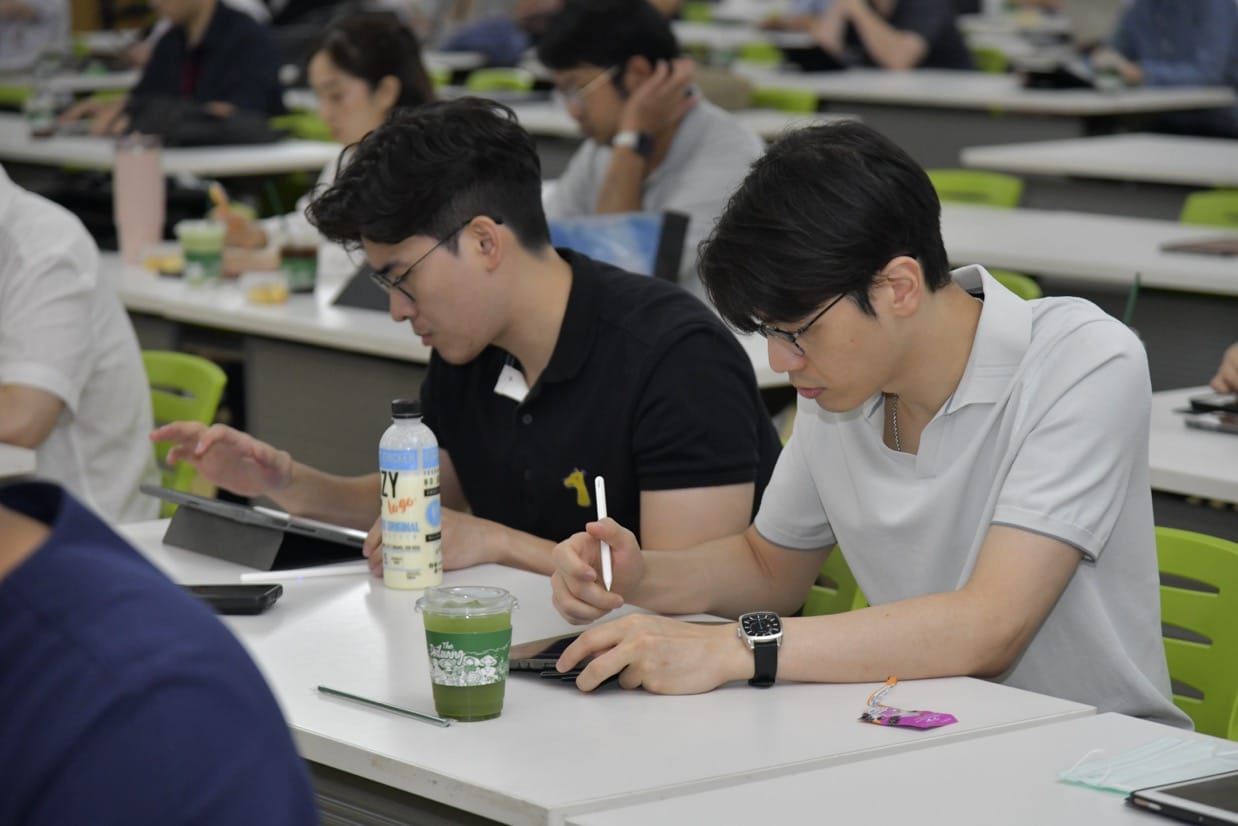 กระดูกสันหลัง ผู้เข้าร่วมประชุมวิชาการ BASIC SPINE COURSE 2025 กำลังจดบันทึก ออร์โธปิดิกส์