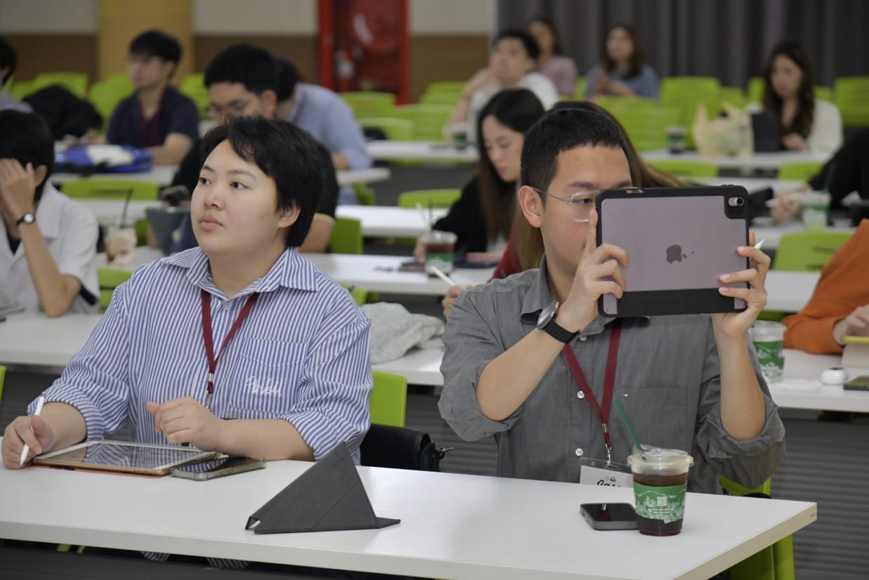 กระดูกสันหลัง ผู้เข้าร่วมประชุม BASIC SPINE COURSE 2025 วันที่ 2 กำลังจดบันทึกและถ่ายรูปด้วยแท็บเล็ต ออร์โธปิดิกส์