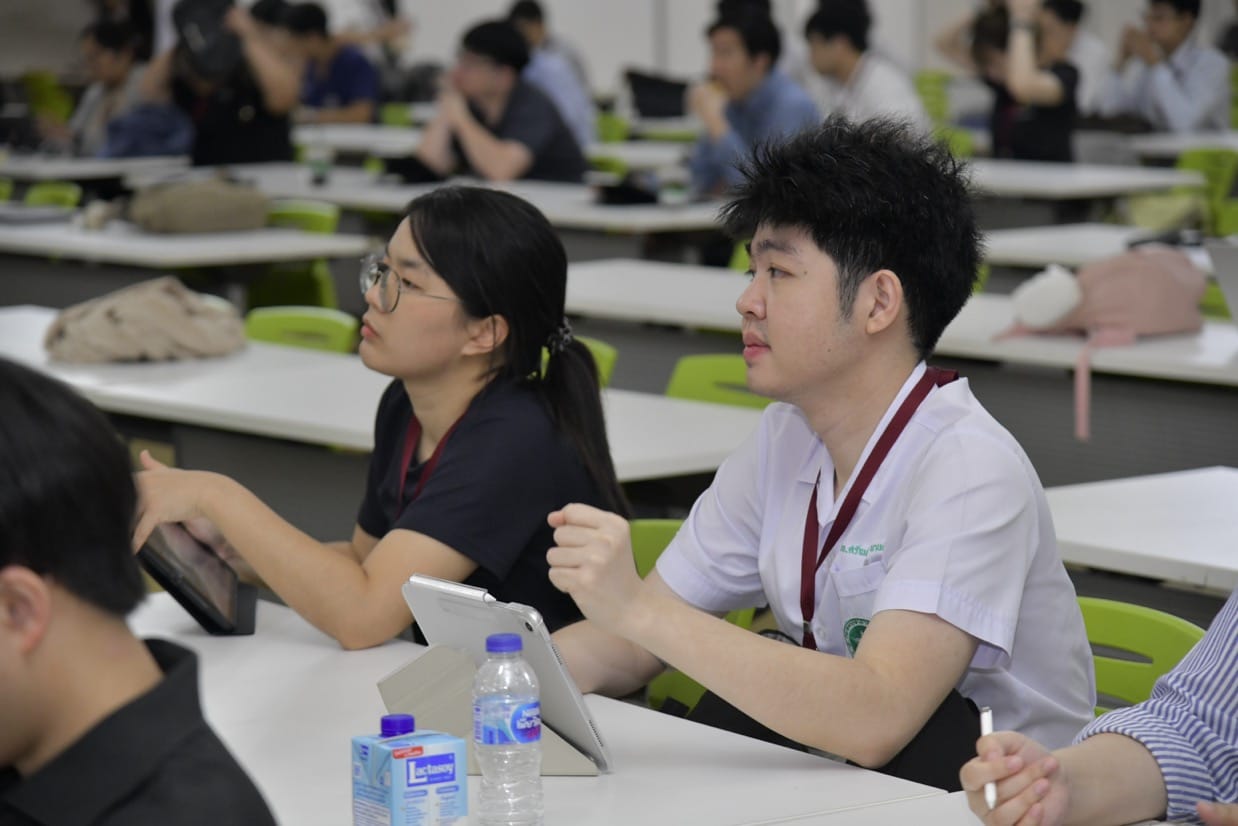 กระดูกสันหลัง ผู้เข้าร่วมประชุม BASIC SPINE COURSE 2025 กำลังฟังบรรยายในห้องเรียน ออร์โธปิดิกส์