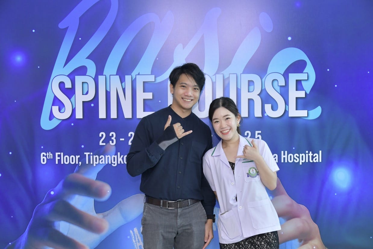 กระดูกสันหลัง ภาพงานประชุม BASIC SPINE COURSE 2025: ชายหญิงโพสท่าหน้าแบคกราวน์งานประชุม ออร์โธปิดิกส์