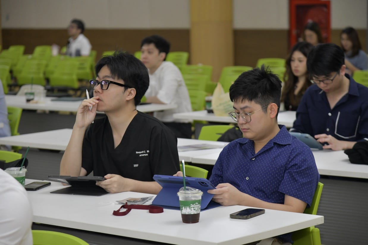 กระดูกสันหลัง ผู้เข้าร่วมประชุม BASIC SPINE COURSE 2025 กำลังเรียนรู้และใช้แท็บเล็ต ออร์โธปิดิกส์