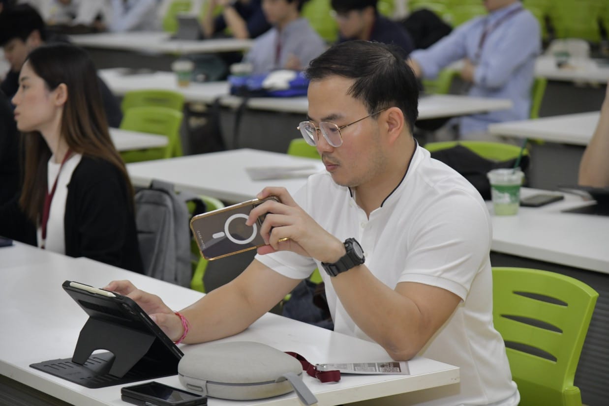 กระดูกสันหลัง ผู้เข้าร่วมประชุม BASIC SPINE COURSE 2025 กำลังใช้โทรศัพท์และแท็บเล็ต ออร์โธปิดิกส์