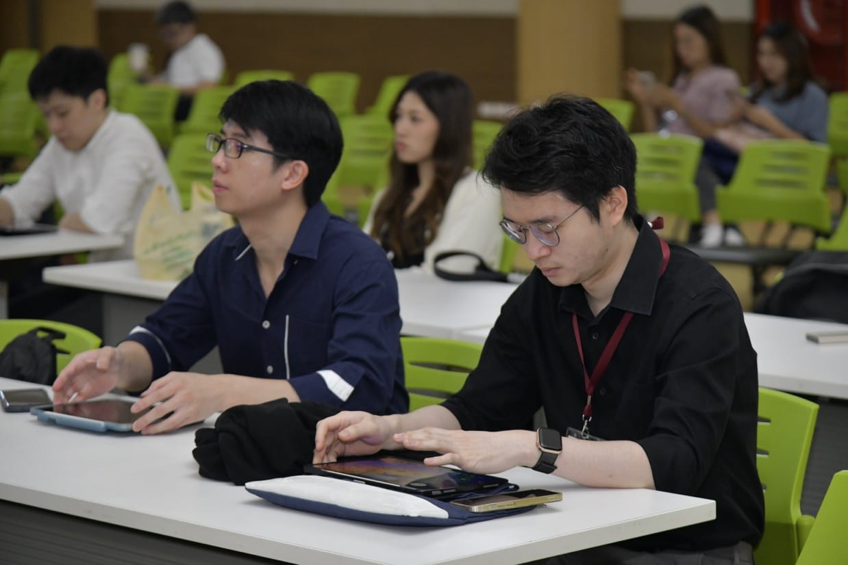 กระดูกสันหลัง ผู้เข้าร่วมประชุม BASIC SPINE COURSE 2025 กำลังใช้แท็บเล็ตในห้องประชุม ออร์โธปิดิกส์