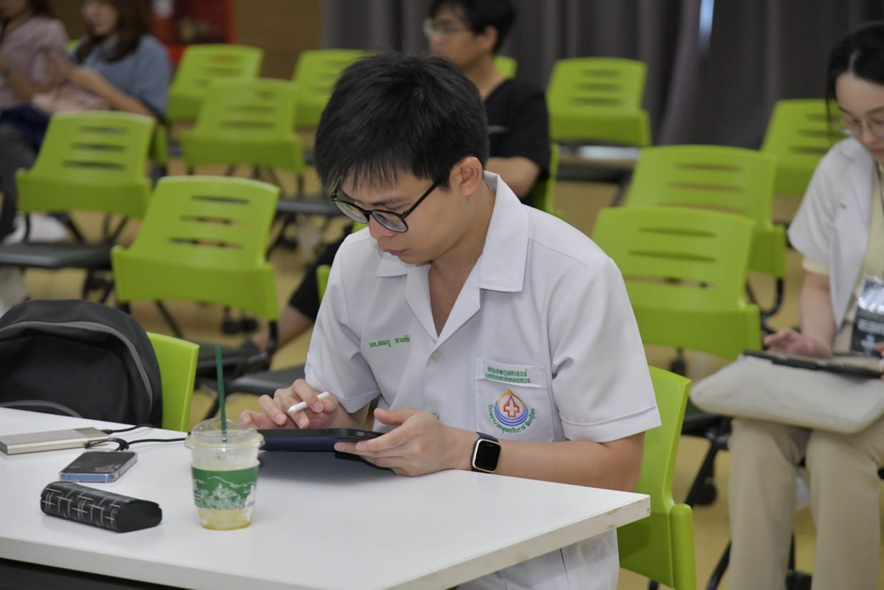 กระดูกสันหลัง ผู้เข้าร่วมอบรม BASIC SPINE COURSE 2025 กำลังใช้แท็บเล็ตในงานประชุมวิชาการ ออร์โธปิดิกส์