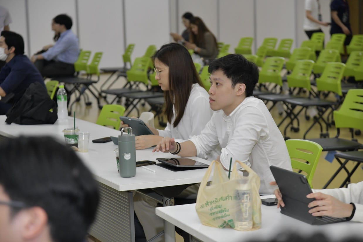 กระดูกสันหลัง ผู้เข้าร่วมประชุม BASIC SPINE COURSE 2025 กำลังทำงานบนแท็บเล็ตและแล็ปท็อป ออร์โธปิดิกส์