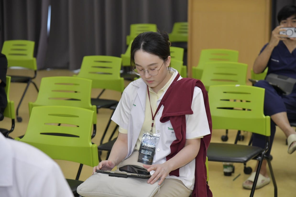 กระดูกสันหลัง ผู้เข้าร่วมประชุม BASIC SPINE COURSE 2025 กำลังดูแท็บเล็ต มีป้ายชื่อห้อยคอ ออร์โธปิดิกส์