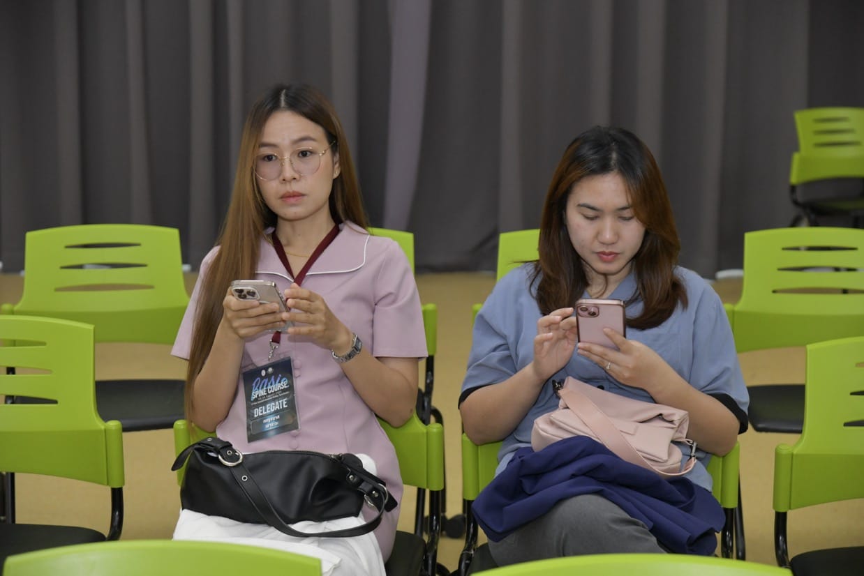 กระดูกสันหลัง ผู้เข้าร่วมประชุม BASIC SPINE COURSE 2025 ใช้โทรศัพท์มือถือระหว่างพักเบรค ออร์โธปิดิกส์