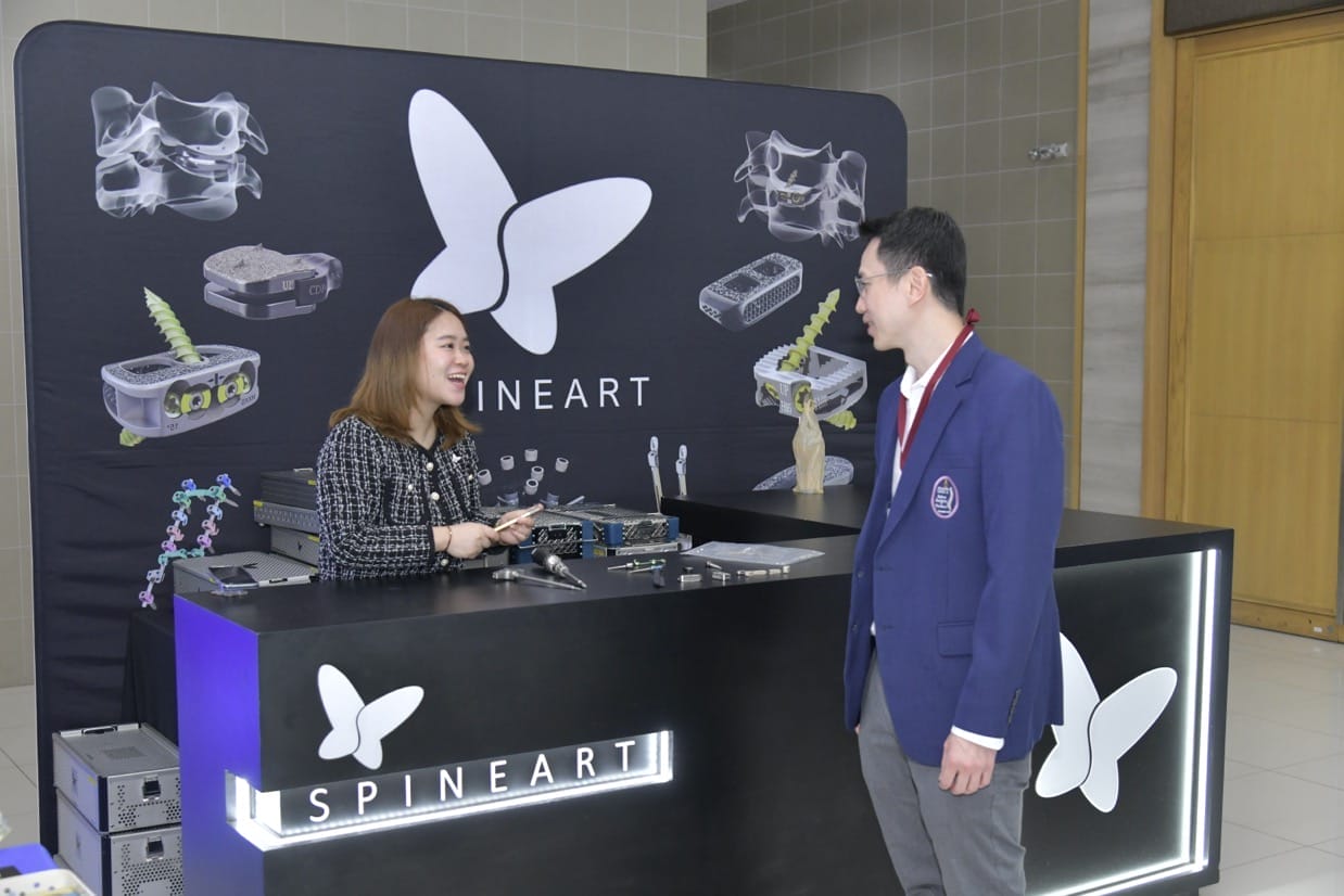 กระดูกสันหลัง งานประชุมวิชาการ BASIC SPINE COURSE 2025: ผู้หญิงคุยกับผู้ชายที่บูธ Spineart ออร์โธปิดิกส์