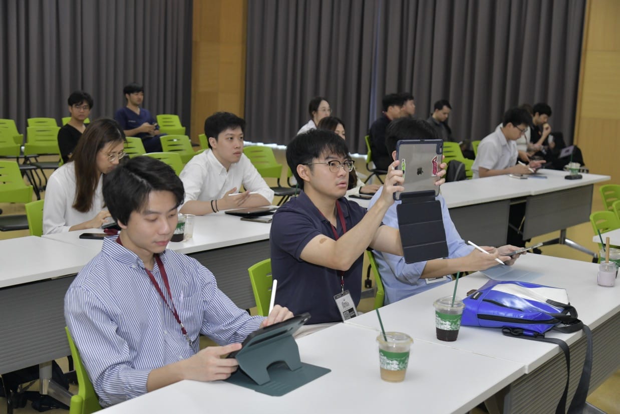 กระดูกสันหลัง ผู้เข้าร่วมประชุม BASIC SPINE COURSE 2025 กำลังใช้แท็บเล็ตในระหว่างการบรรยาย ออร์โธปิดิกส์