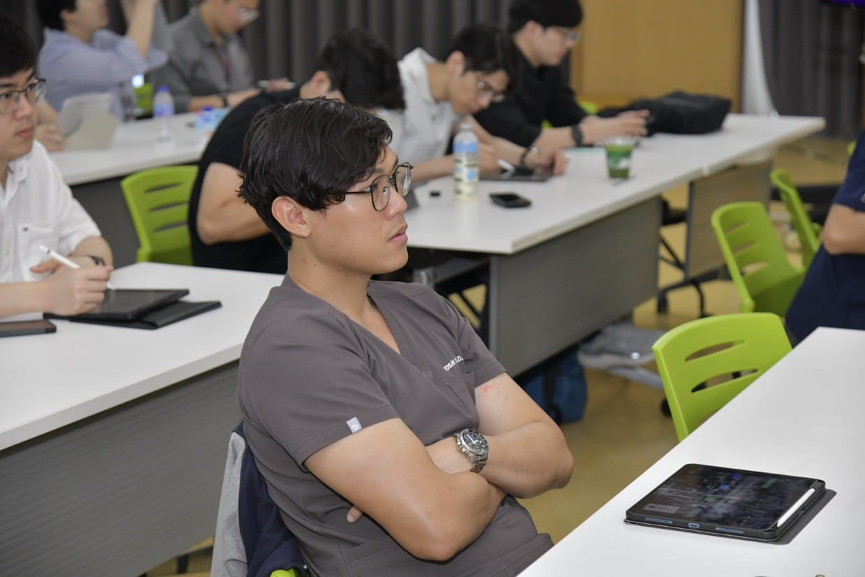 กระดูกสันหลัง ผู้เข้าร่วมประชุม BASIC SPINE COURSE 2025 ในระหว่างการบรรยาย ออร์โธปิดิกส์