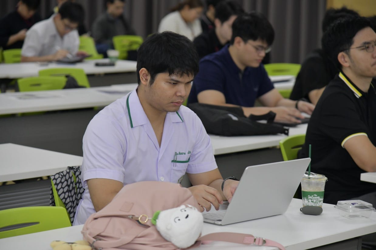 กระดูกสันหลัง ผู้เข้าร่วมประชุม BASIC SPINE COURSE 2025 กำลังใช้แล็ปท็อป ออร์โธปิดิกส์