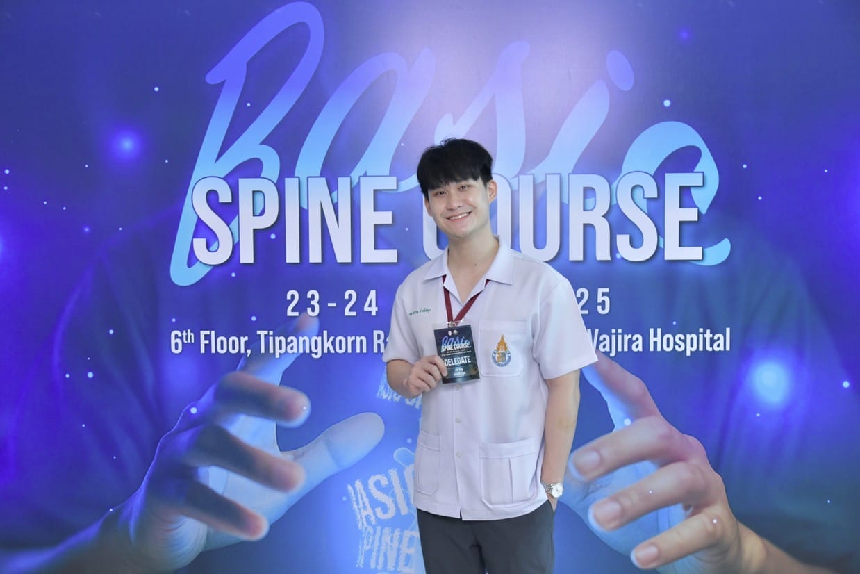 กระดูกสันหลัง ผู้ชายถือป้ายชื่อในงานประชุมวิชาการ BASIC SPINE COURSE 2025 ที่โรงพยาบาลวชิระ ออร์โธปิดิกส์