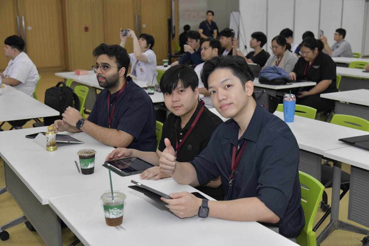 กระดูกสันหลัง ผู้เข้าร่วมประชุม BASIC SPINE COURSE 2025 กำลังฟังบรรยายและใช้แท็บเล็ต ออร์โธปิดิกส์