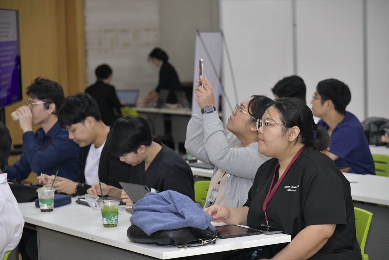 กระดูกสันหลัง ผู้เข้าร่วมประชุมวิชาการ BASIC SPINE COURSE 2025 กำลังฟังบรรยาย ออร์โธปิดิกส์