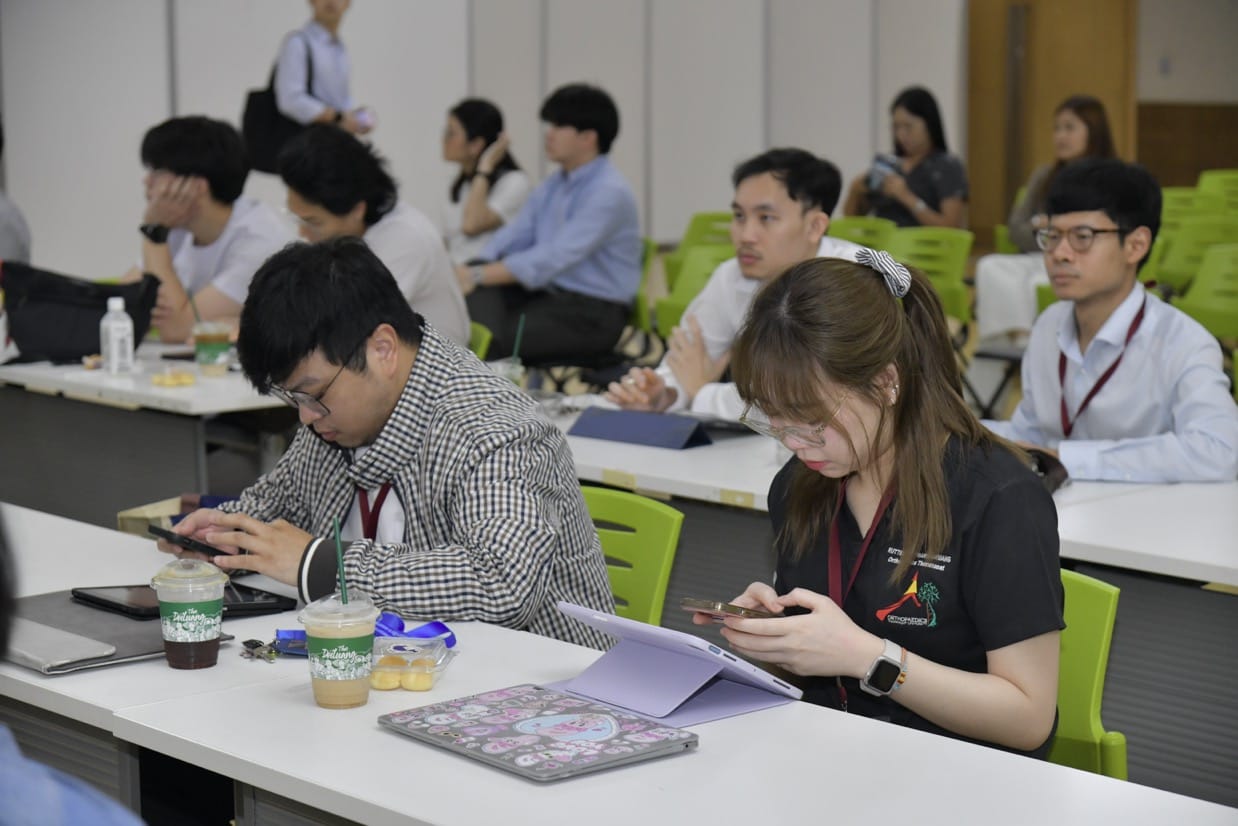 กระดูกสันหลัง ผู้เข้าร่วมประชุม BASIC SPINE COURSE 2025 วันที่ 2 กำลังใช้โทรศัพท์และแท็บเล็ต ออร์โธปิดิกส์