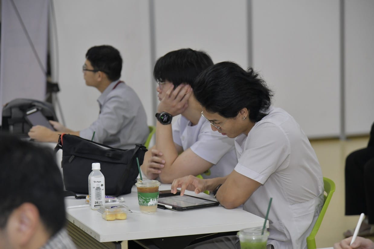 กระดูกสันหลัง ผู้เข้าร่วมประชุม BASIC SPINE COURSE 2025 กำลังดูแท็บเล็ต ออร์โธปิดิกส์