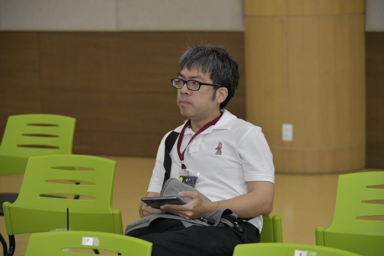 กระดูกสันหลัง ผู้ชายสวมแว่นตากำลังนั่งในงานประชุมวิชาการ BASIC SPINE COURSE 2025 ออร์โธปิดิกส์