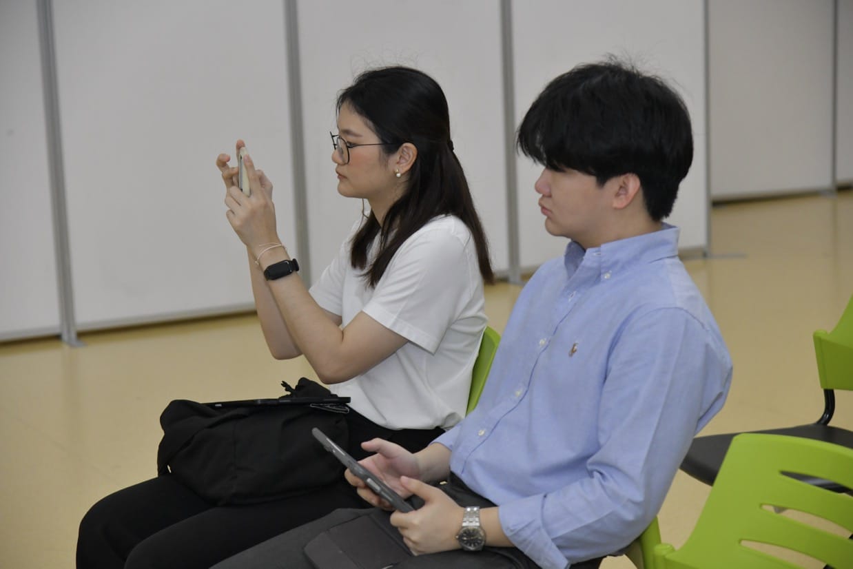 กระดูกสันหลัง ผู้เข้าร่วมประชุม BASIC SPINE COURSE 2025 กำลังใช้โทรศัพท์และแท็บเล็ต ออร์โธปิดิกส์