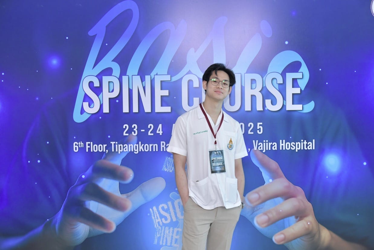 กระดูกสันหลัง ชายหนุ่มในชุดแพทย์ที่งานประชุม BASIC SPINE COURSE 2025 โรงพยาบาลวชิรพยาบาล ออร์โธปิดิกส์