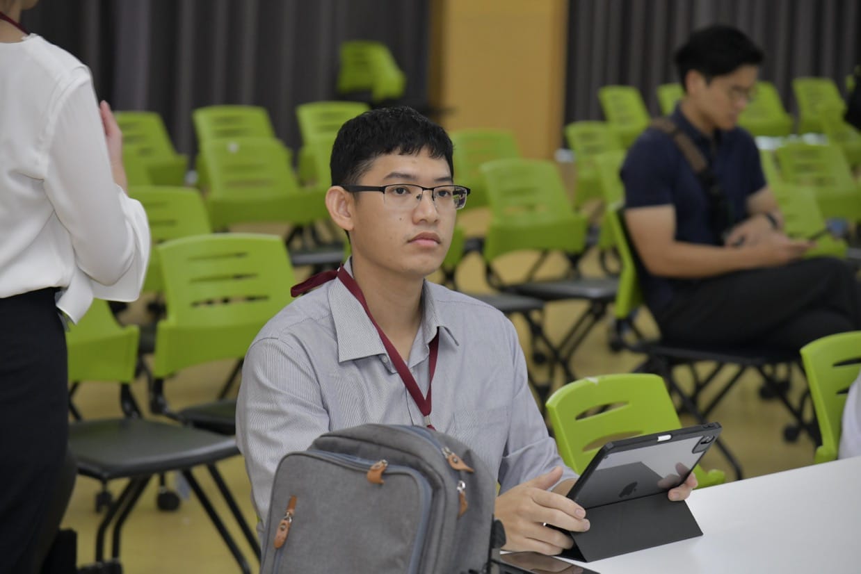 กระดูกสันหลัง ผู้เข้าร่วมประชุม BASIC SPINE COURSE 2025 กำลังดูแท็บเล็ต ออร์โธปิดิกส์