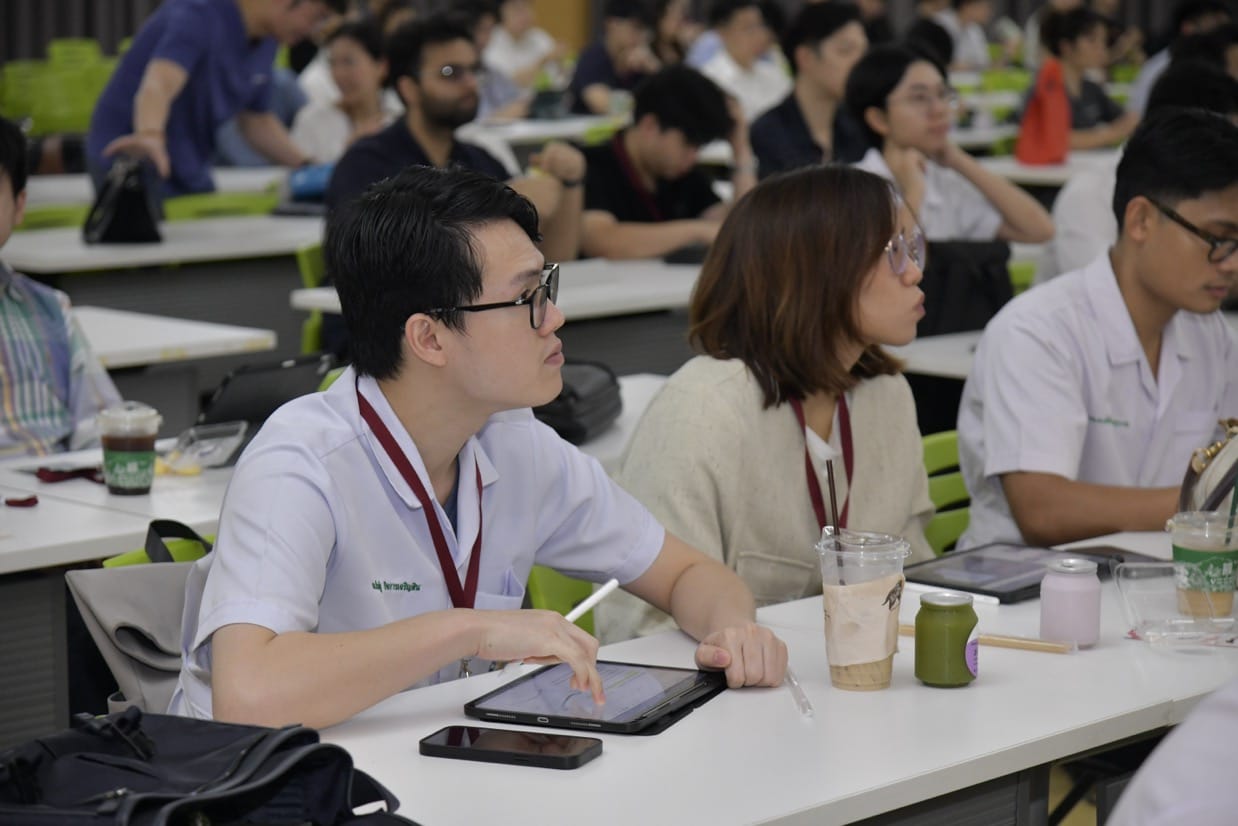กระดูกสันหลัง ผู้เข้าร่วมประชุม BASIC SPINE COURSE 2025 จดบันทึกบนแท็บเล็ต ออร์โธปิดิกส์