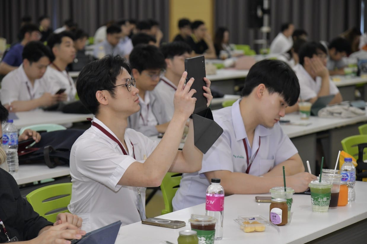 กระดูกสันหลัง ผู้เข้าร่วมประชุม BASIC SPINE COURSE 2025 กำลังใช้แท็บเล็ตและจดบันทึก ออร์โธปิดิกส์