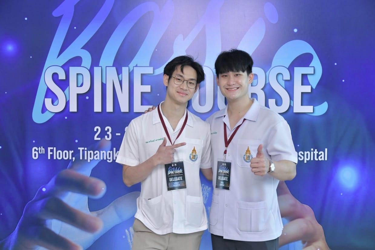 กระดูกสันหลัง นักศึกษาแพทย์สองคนในงาน BASIC SPINE COURSE 2025 ที่ Tipangkorn Hospital ออร์โธปิดิกส์