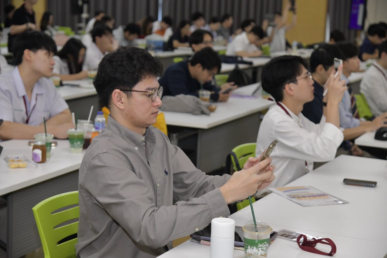 กระดูกสันหลัง ผู้เข้าร่วมประชุม BASIC SPINE COURSE 2025 กำลังใช้โทรศัพท์มือถือในห้องประชุม ออร์โธปิดิกส์